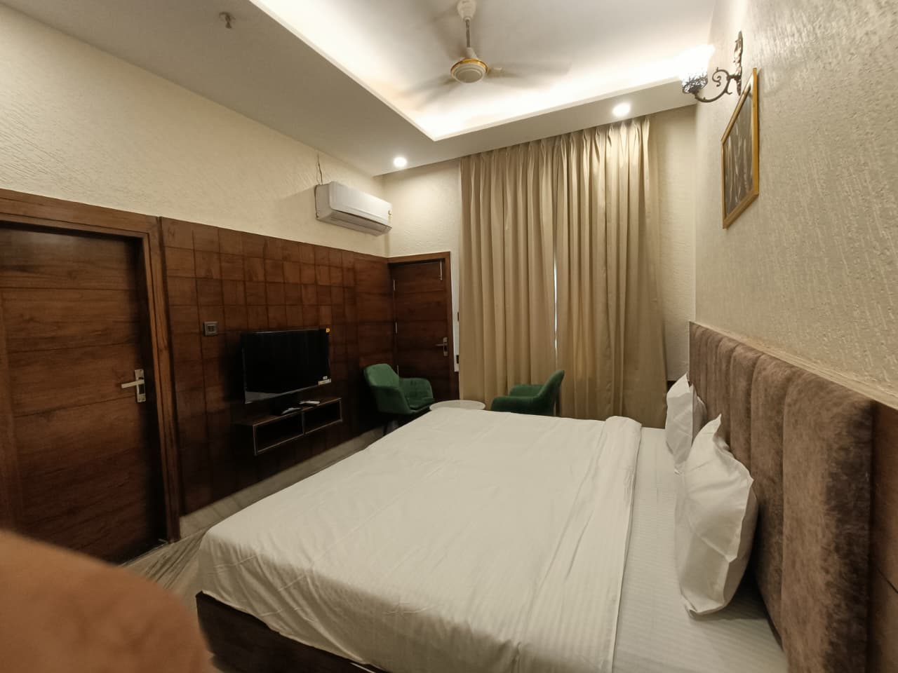 Olive Lagoon Suite